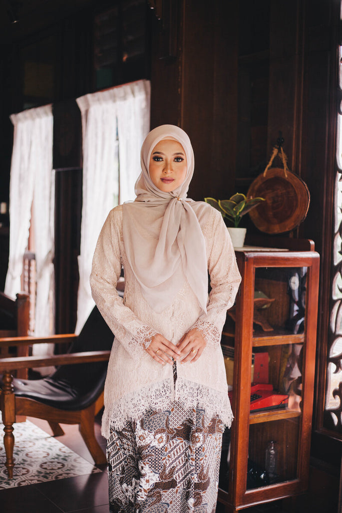 KEBAYA LAILA CHAMPAGNE – Nia Sari